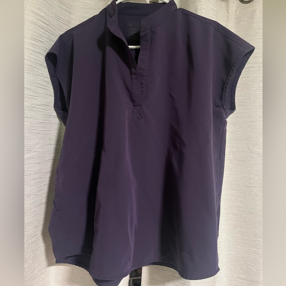 Figs scrub top
